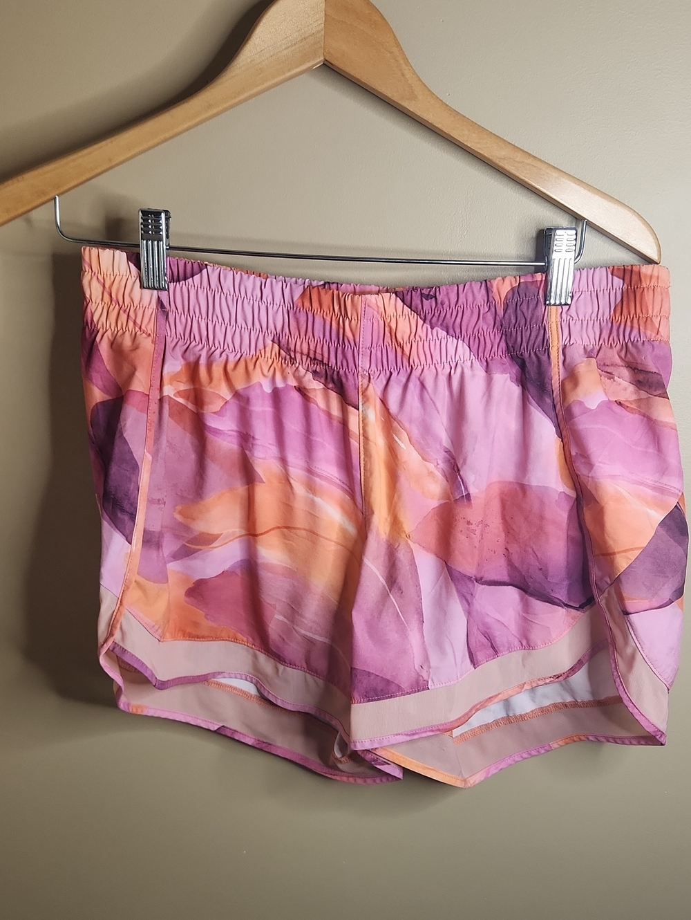 Athleta printed mesh racer short in Pink/Orange Geometric pattern.Sz M. #446581